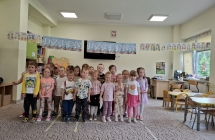 Obchody Dnia Dziecka- dzieci z grupy trzeciej, zdjecie grupowe.