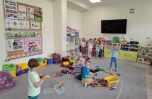 Dzieci z grupy trzeciej bawia sie w sali Zabek- dzieci z grupy czwratej.