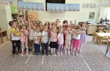 Dzieci z grupy trzeciej prezentuja brokatowe tatuaze.