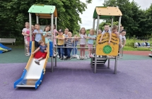 Dzieci na przedszkolnym placu zabaw.