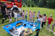 Dzieci poznaja sprzet strazacki. Spotkanie ze strazakami z OSP w Malanowie.