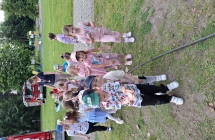 Dzieci prezentuja swoje medale, ciesza sie.