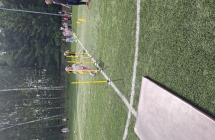 Dzieci pokonuja tor przeszkod.