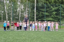 Dzieci z grupy trzeciej z medalami po VII Olimpiadzie Przedszkolakow organizowanej przez OSiR w Malanowie.