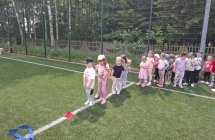 VIII Olimpiada Przedszkolakow- dzieci pokonuja tor przeszkod.