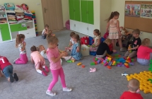 Dzieci bawia sie w sali zabawkami