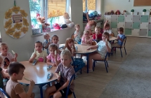 Dzieci w sali jedza lody