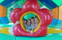 Dzieci bawia sie w zamku dmuchanym