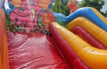 Dzieci zjezdzaja z zamka dmuchanego