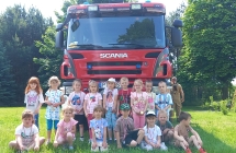 Wspolne zdjecie dzieci na tle wozu strazackiego