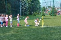 Dzieci w trakcie pokonywania konkurencji sportowej