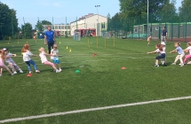 Dzieci w konkurencji przeciagania liny