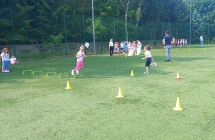 Dzieci pokonuja tor przeszkod