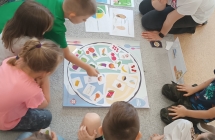 dzieci wybieraja produkty na sniadanie