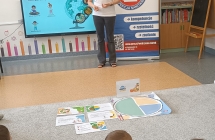 Talerz zdrowego zywienia parac przy ekranie interaktywnym