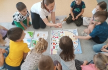 dzieci przyporzadkowuja odpowiednie produkty