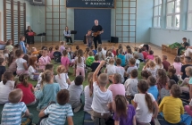 Muzyk demonstruje budowe skrzypiec.