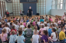 Muzycy i przedszkolaki.