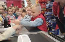 Dzieci podczas obslugi kasy.