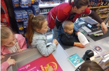 Dzieci podczas  proby obslugi kasy.