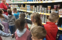 Dzieci z gr. VI w dziale z nabialem.