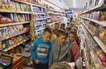 Dzieci z gr. VI zwiedzaja sklep.