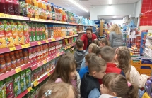 Pieciolatki z gr. VI przy regale z sokami.