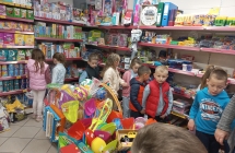 Pieciolatki ogladaja zabawki.
