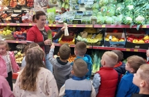 Dzieci z gr. VI w dziale z warzywami.