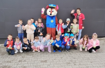 Zdjecie grupowe z p. kierownik i maskotka Chesem.