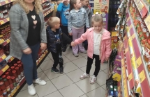 Dzieci z gr. VI podczas wycieczki w sklepie.