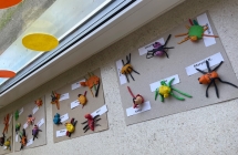 dzieci wykonaly z plasteliny pajaczki do bajki