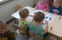 dzieci wykonuja prace plastyczna do wysluchanej bajki