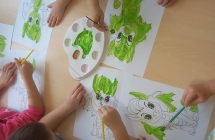 dzieci maluja farbami smoka z bajki