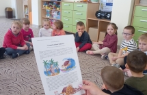 dzieci sluchaja przygody zolwia Huberta