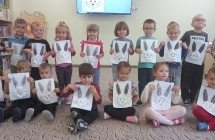 dzeci z zajaczkami z bajki