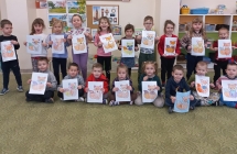 Pieciolatki z gr. VI prezentuja wykonane prace plastyczne.