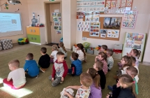 Pieciolatki z grupy  VI sluchaja bajki wyswietlanej na tablicy interaktywnej.