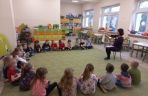 N. prezentuje dzieciom z gr. VI ilustracje do bajki.