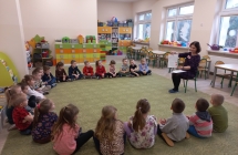 Dzieci z gr. VI podczas sluchania bajki