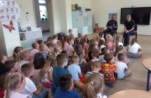 Policjanci podczs prelekcji w grupach starszych.