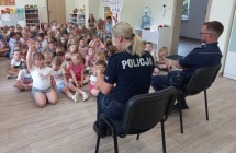 Policjanci podczas spostkania z grupami starszymi.