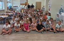 Zdjecie grupowe starszych przedszkolakow z policjantami i p. dyrektor.