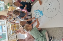 Dzieci wyklejaja Kici Kocie