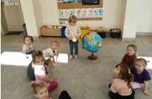 Dzieci ucza sie o krazeniu Ziemi