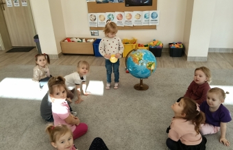 Dzieci ucza sie o krazeniu Ziemi