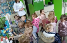 Dzieci poznaja asortyment apteki