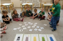 Dzieci ucza sie segregowac smieci