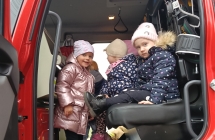 Zwiedzamy wnetrze wozu strazackiego