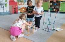 wznoszenie komputera z klockow